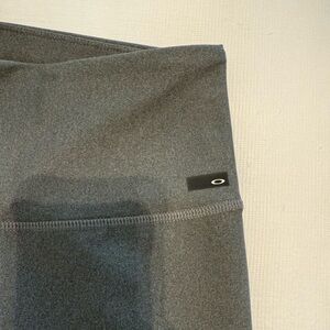Oakley leggings. Inseam 21.5 inches. Like new.